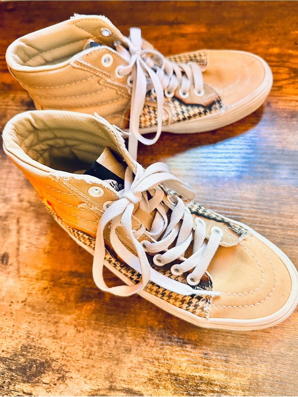 Vans Low-Top Sneakers in Beige and Black